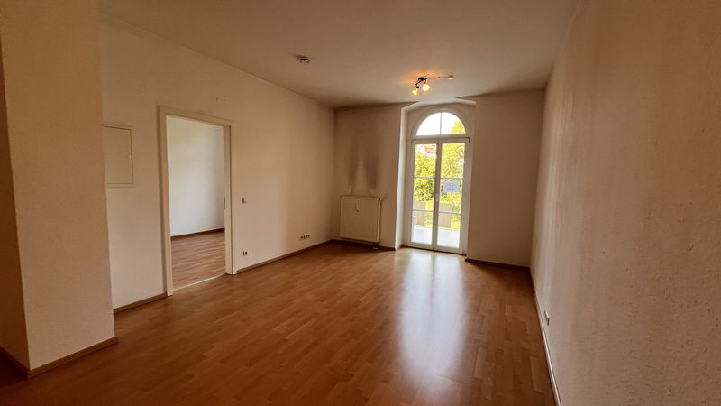Helle 2-Zimmer-Wohnung mit Balkon, Einbauküche und Aufzug im historischen Gebäude